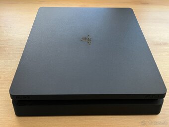PlayStation 4 Slim - 2