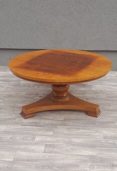 Stolík v štýle Biedermeier. - 2
