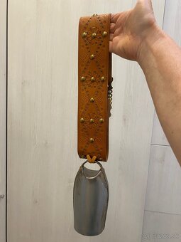 Kravský zvonec na folklórnom detvianskom opasku - 2