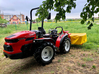 Malotraktor AGT 1060 - otočné pracoviště řidiče - 56 HP - 2