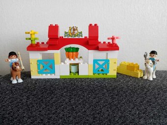 Lego duplo kone v stajni - 2