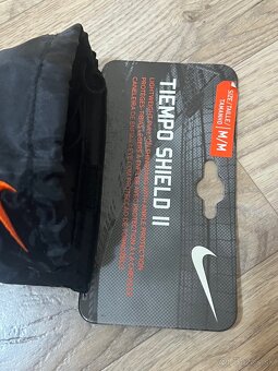 Chranice na futbal Nike - velkost M - 2