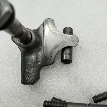 MANET 90 ŠROUBY MOTORU ORIGINÁL - 2