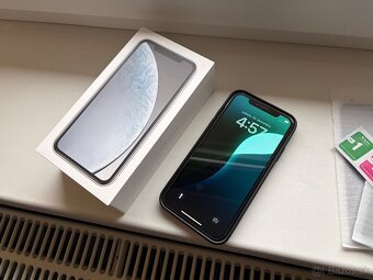 Apple iPhone XR 64 GB biely - 2