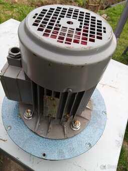 Elektromotor 0,75kW , 2840ot.s vrtuľou - 2