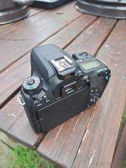 Canon EOS 77D - 2