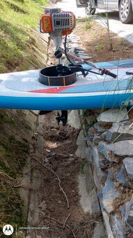 Paddleboard s motorom. - 2