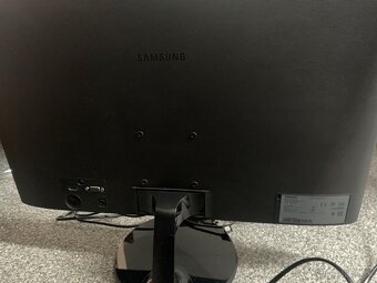 Samsung Monitor - 24” - 2