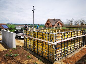 Výstavba domov, hrubá stavba, základová doska, betónové plot - 2