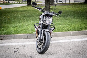 Triumph Speed Twin 1200 Stealth Edition - 2