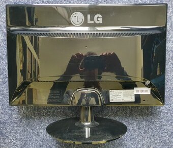 21,5" LG W2240T-PN (DVI, VGA) - 2