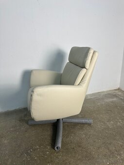 Predám elegantné otočné kreslo v krémovej farbe - 2