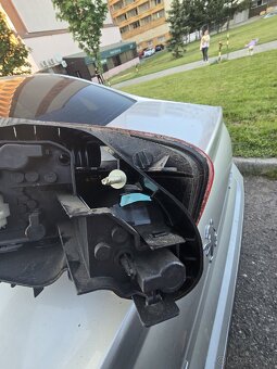 Ľavý zadný svetlomet Peugeot 407 - 2