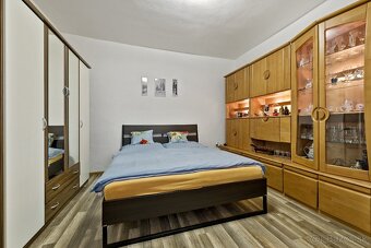 NA PREDAJ 2-IZBOVÝ BYT S VEĽKOU TERASOU V OBCI MALÉ LEVÁRE - 2