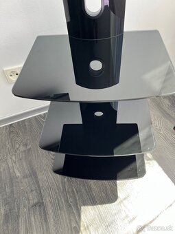 Sklenena polica pod TV - 2