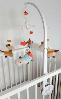 Hrajúci kolotoč nad postielku - 2