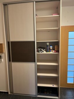 Rolldoorová skriňa v bielej farbe - 2