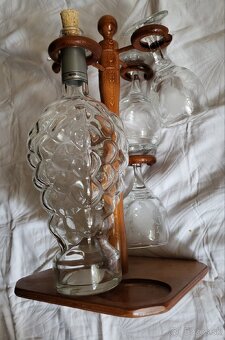 Stojan na fľašku a poháre. - 2