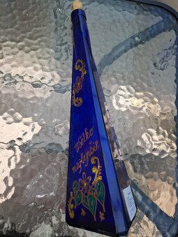 Prazdna modra flasa s blahozelanim - 2