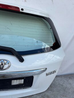 Toyota Yaris III 3 2011-2014 5. piate kufrové dvere kufor - 2