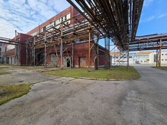 Priemyselná budova vo veľkom stráženom areáli - 2