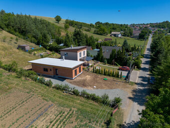 4 izbový rodinný dom obklopený zeleňou, iba s 1 susedom a ná - 2