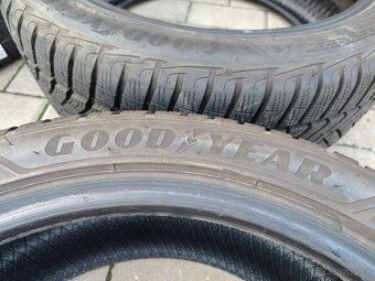 Zimná sada pneumatík Goodyear Ultragrip 225/45 R18 - 2