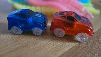 Svietiaca dráha s autíčkami - 2