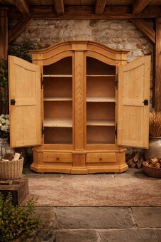 Celomasivna policová skriňa - 2