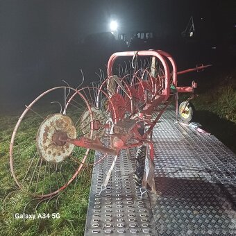 Zhrňovač sena sokoro. - 2