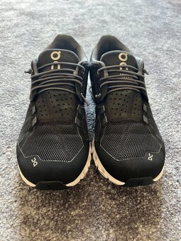 On Runnnig, model Cloud, velikost 38,5 černobílé - 2