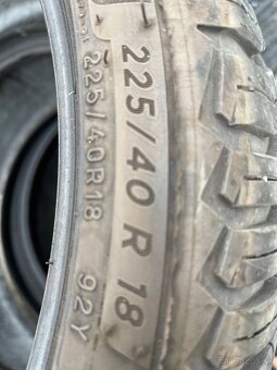 225/40R18 - 2