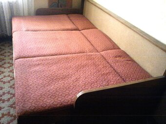 Predám starožitný rozťahovací gauč s úložným priestorom - 2