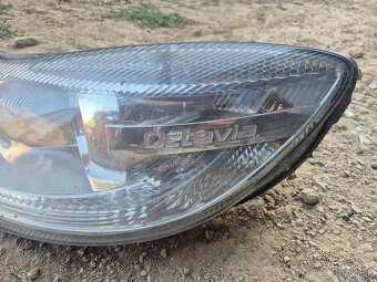 Predám ľavé predné šoférove svetlo pre Škoda Octavia 2 II fl - 2