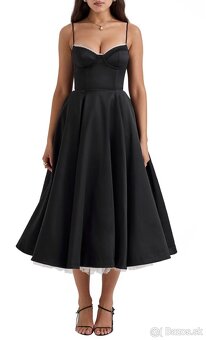 Čipkované šaty s výstrihom do srdca a dĺžkou po kolená - 2