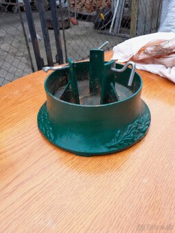 Predám liatinový stojan na stromček - 2