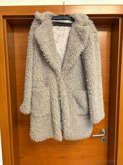 Šedý huňatý kabátik - 2