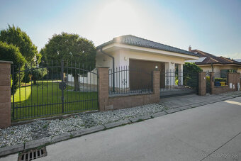Výnimočný 5-izbový rodinný dom s bazénom, samostatným podkro - 2