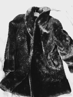 Dámsky čierny kožuch v. 40 - 2