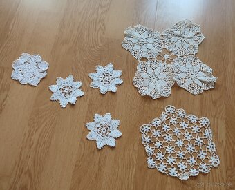 Háčkované obrusy a dečky - 25ks - 2