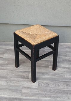 Taburetka s prírodným výpletom. - 2