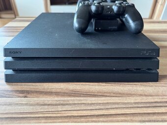 Predám Playstation 4 Pro 1TB + 2 x Controller + Hry - 2