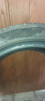 Predám pneu 225/44 letné - 2