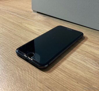 Predám ako nový iPhone 8 - Space grey - 64 Gb - 2