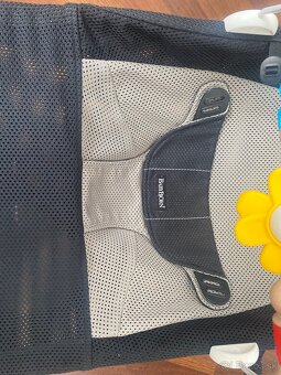 Babybjorn lehátku bouncer s hračkou - 2
