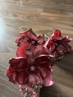 Dekoračné kvety – bordové so zlatými flitrami (na klipse) - 2