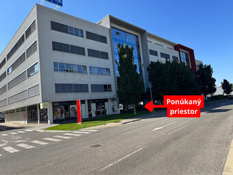 Prenájom prízemného obchodného priestoru 99 m² vo frekventov - 2
