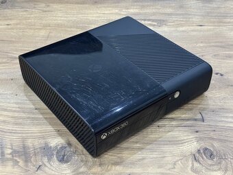 Samostatná herná konzola XBOX 360E 4GB - 2