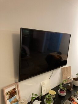 LG 140cm smart TV - 2