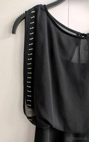 Čierne šifónové šaty s kamienkami a puzdrovou sukňou (F&F) - 2
